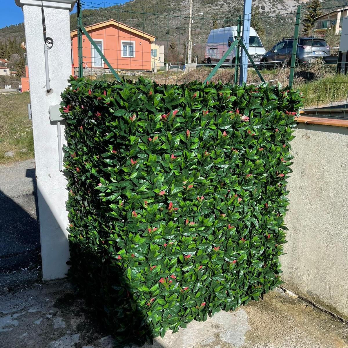 cache climatiseur artificiel terrasse d’hôtel